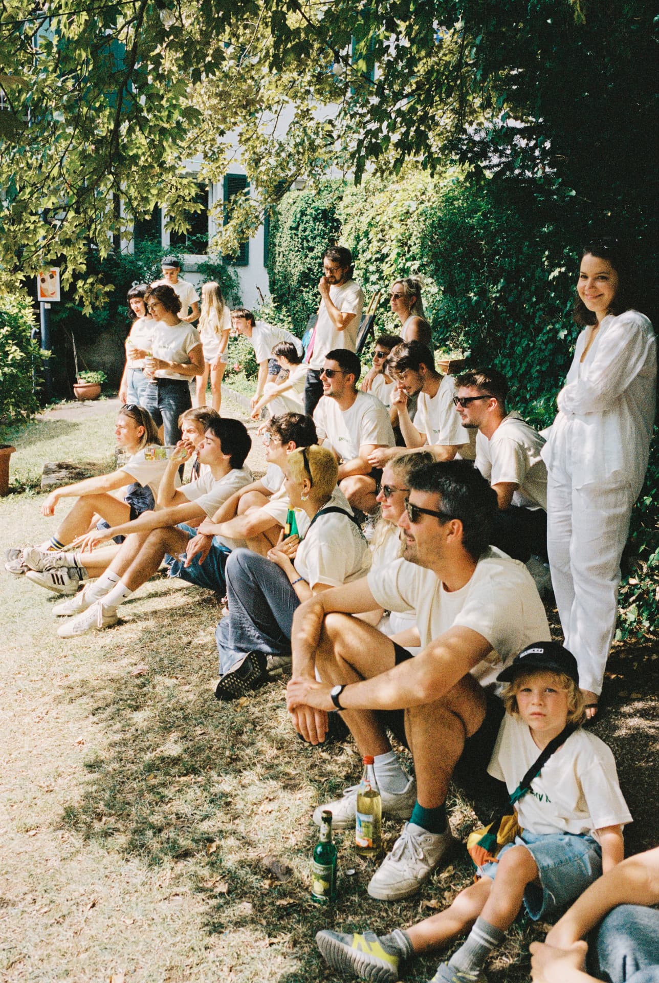 Gruppenfoto des Kollektivs im Garten